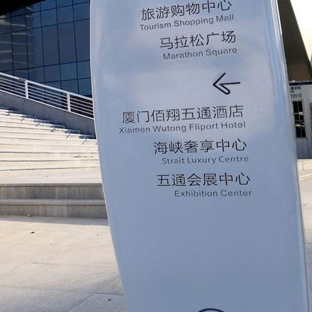 如何通過社交媒體網站設計吸引更多的用戶和互動？